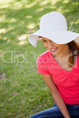 Woman wearing a white hat