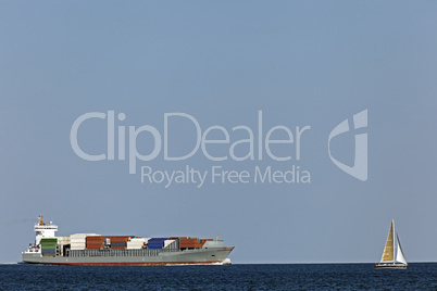 Containerschiff und Segelboot auf der Ostsee bei Kiel