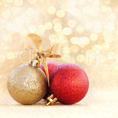 Weihnachtskugeln auf goldenem Untergrund / christmas bauble on g