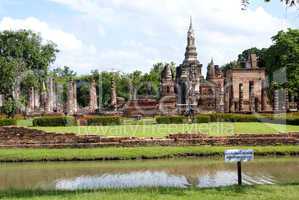 Wat Mahathat and pond