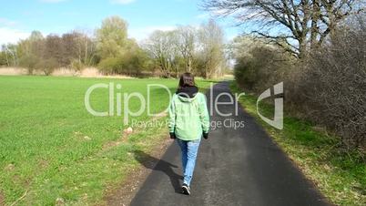 Junge Frau auf Feldweg