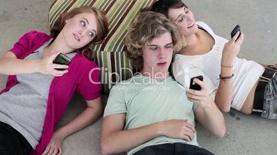 Drei Jugendliche mit Smartphones