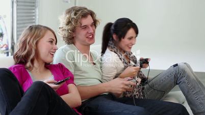 Drei Jugendliche spielen ein Videospiel