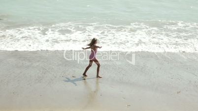 Mädchen spielt am Meer
