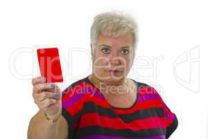 Seniorin zeigt rote Karte