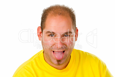 Junger Mann streckt Zunge raus