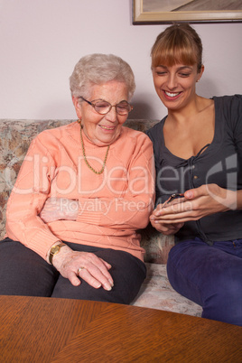 Eine alte Frau mit einem Handy