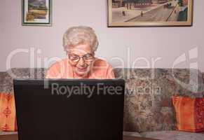 Eine alte Frau mit einem Laptop