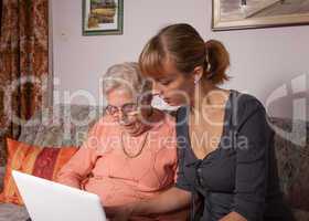 Eine alte Frau mit einem Laptop