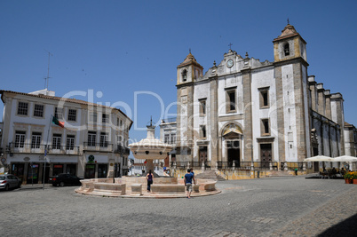 the historical square of Do Giraldo in Evora