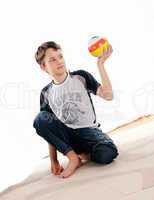 Junge mit einem Ball