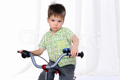 Kleiner Junge auf einem Fahrrad