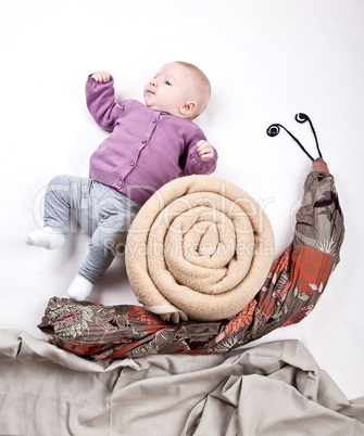 Baby reitet auf Schnecke