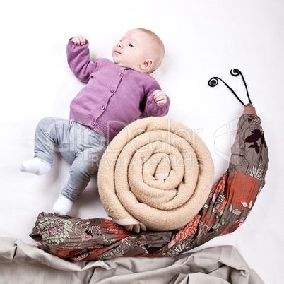 Baby reitet auf Schnecke