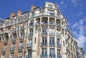 Fassade eines traditionellesn Mehrfamilielnhauses in Paris, Fran