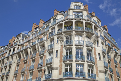 Fassade eines traditionellen Mehrfamilienhauses in Paris