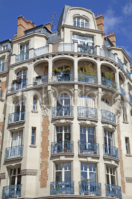 Fassade eines traditionellesn Mehrfamilielnhauses in Paris, Fran