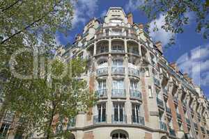 Fassade eines traditionellesn Mehrfamilielnhauses in Paris, Fran