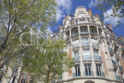 Fassade eines traditionellesn Mehrfamilielnhauses in Paris, Fran