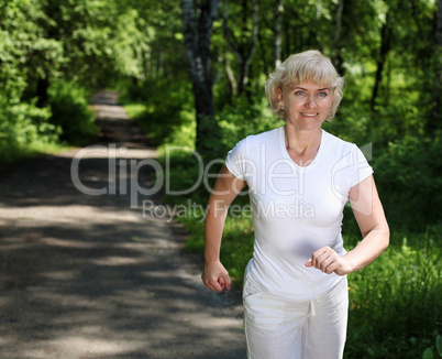 Elderly woman likes to run in the park