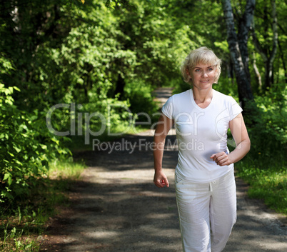 Elderly woman likes to run in the park