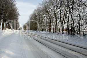 Verschneite Strasse in Alverdissen