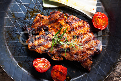 Gegrilltes Schweinesteak in einer eisernen Pfanne