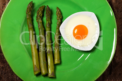 Grüner Spargel mit Spiegelei