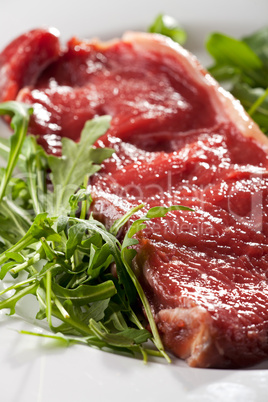 rohesn Lendensteak auf Rucola