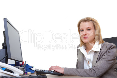 Junge Frau im Büro arbeitet am Computer