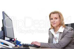 Junge Frau im Büro arbeitet am Computer