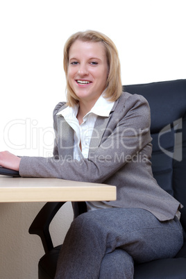Junge Frau sitzt am Schreibtisch