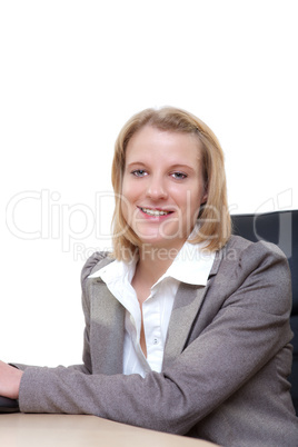 Junge Frau sitzt am Schreibtisch