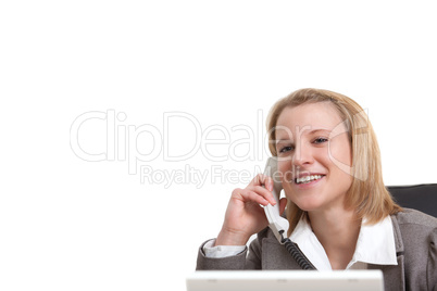 Junge Frau lächelnd am Telefon