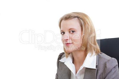 Junge Geschäftsfrau lächelnd im Bürosessel