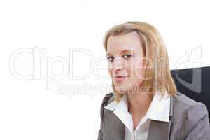 Junge Geschäftsfrau lächelnd im Bürosessel