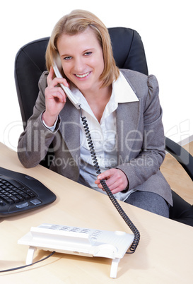 Junge Frau im Büro am telefonieren