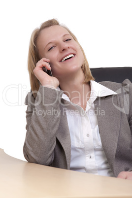 Junge Frau telefoniert mit einem Smartphone