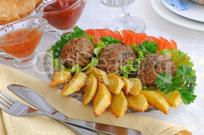 Meatballs with herbs and potatoes