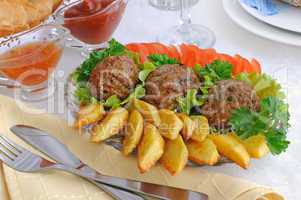 Meatballs with herbs and potatoes