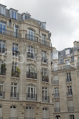 Fassade eines traditionellesn Mehrfamilielnhauses in Paris, Fran
