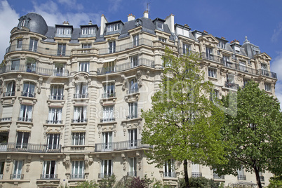 Fassade eines traditionellesn Mehrfamilielnhauses in Paris, Fran