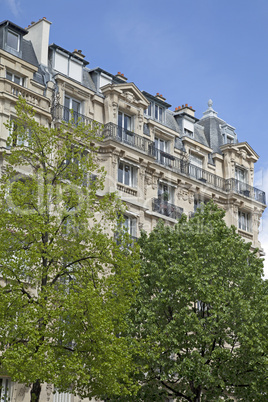 Fassade eines traditionellesn Mehrfamilielnhauses in Paris, Fran