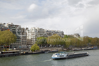 Binnenschiff,Frachtschiff auf der Seine,Paris