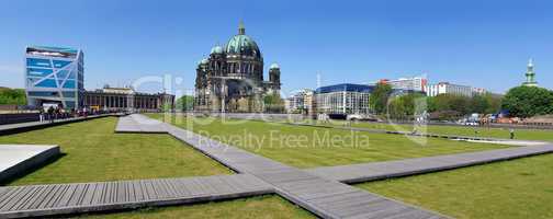 Panorama des Schlossplatzes mit Blick auf den Berliner Dom