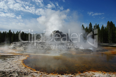 Geysir and hot pool in Yellowstone National Park, Wyoming