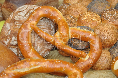 Brezel und Brötchen