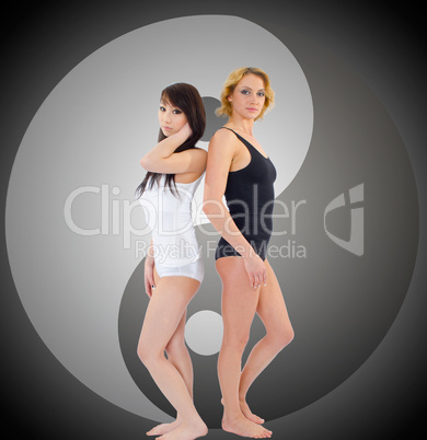 Zwei Frauen vor Ying & Yang Symbol