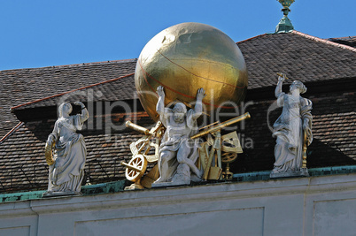 Atlas, der Bruder von Prometheus mit der tragenden Weltkugel in Wien auf dem Dachgiebel der Hofburg am Josefsplatz