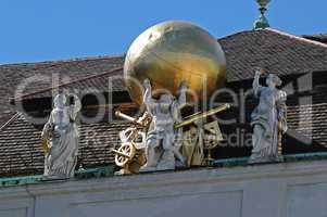 Atlas, der Bruder von Prometheus mit der tragenden Weltkugel in Wien auf dem Dachgiebel der Hofburg am Josefsplatz